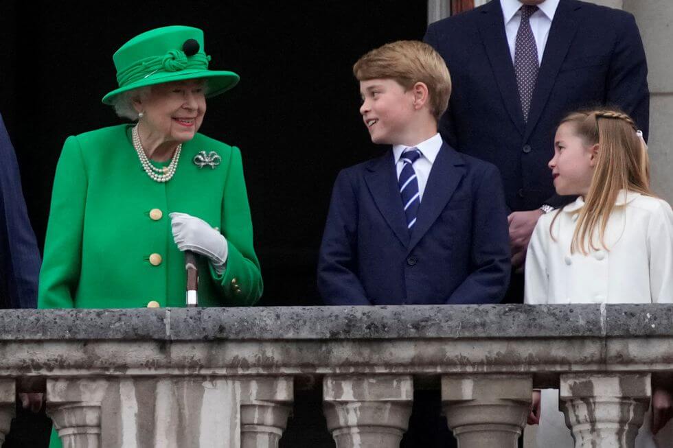 Isabel II reaparece por sorpresa en el último acto del Jubileo de Platino tras un desfile con Kate Moss, los Teletubbies y Ed Sheeran