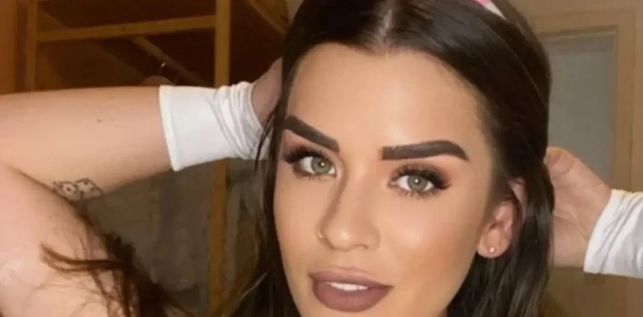 Cambió el banco por OnlyFans: ahora graba contenido adulto en la cocina mientras sus hijos no la ven