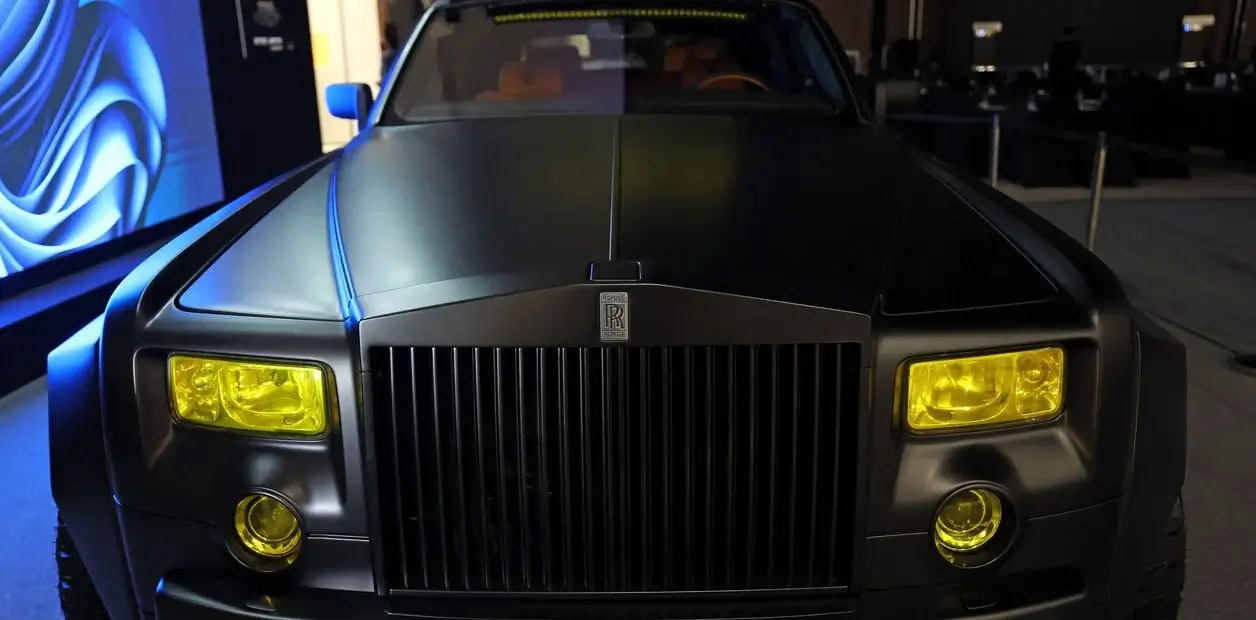 El exótico Rolls-Royce de los US$ 5 millones: seis ruedas, frenos de oro y pieles de serpiente