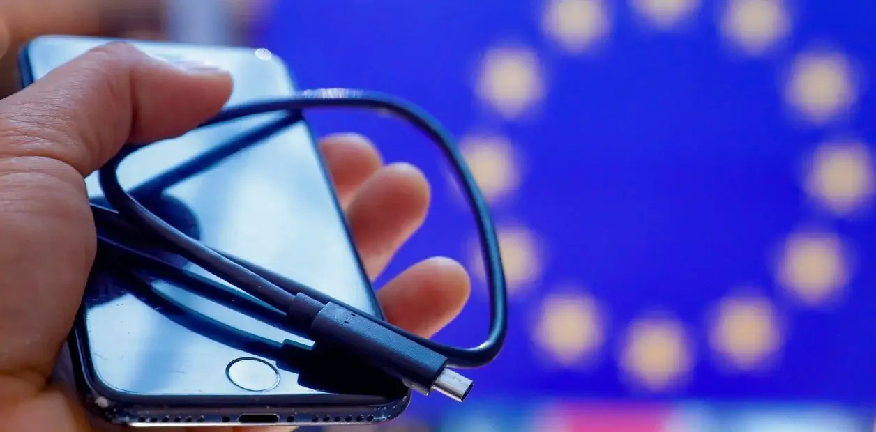 Golpe al iPhone de Apple: el Parlamento Europeo aprobó la adopción de un cargador universal para celulares