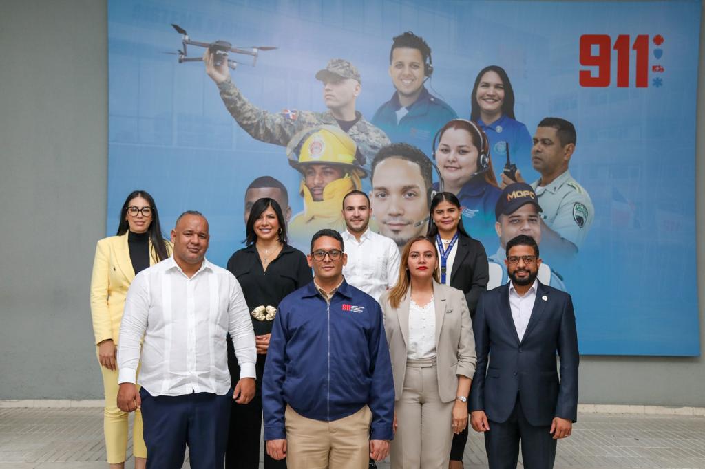 Amigos Que Comen” visitan las instalaciones del Sistema 9-1-1