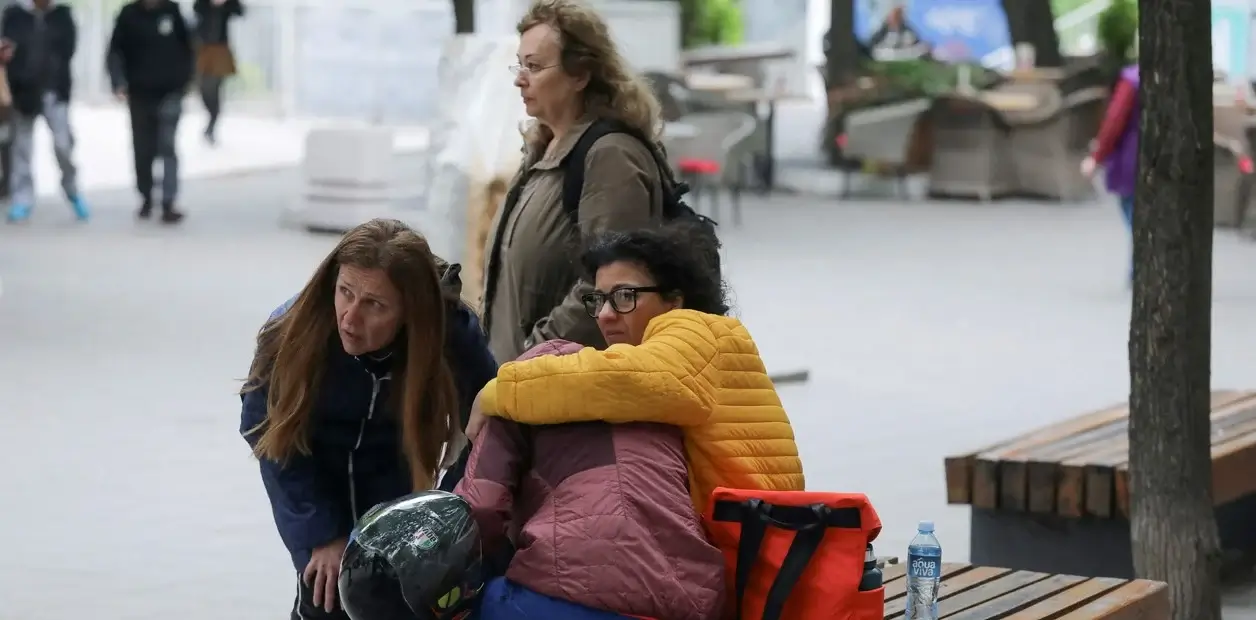 Tiroteo en Belgrado: «Me tiré sobre dos cuerpos y fingí estar muerta», el dramático relato de una niña que sobrevivió a la masacre