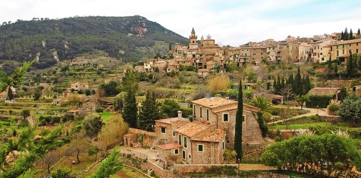 Valldemossa: un pueblito que guarda historias de amor, música e inspiración